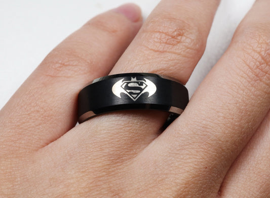 Bijoux Superman : bague à l'emblème, bracelet cuir et métal et collier à pendentif logo