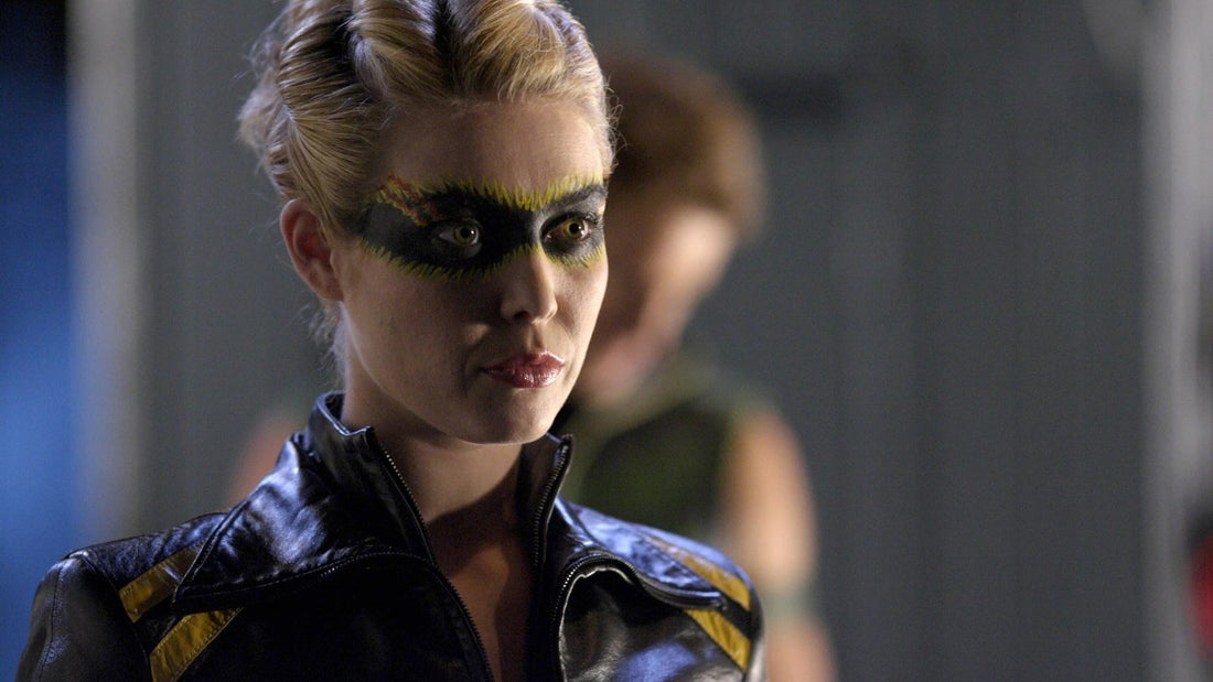 Alaina Huffman en Black Canary, masque noir et jaune et veste de cuir, dans Smallville