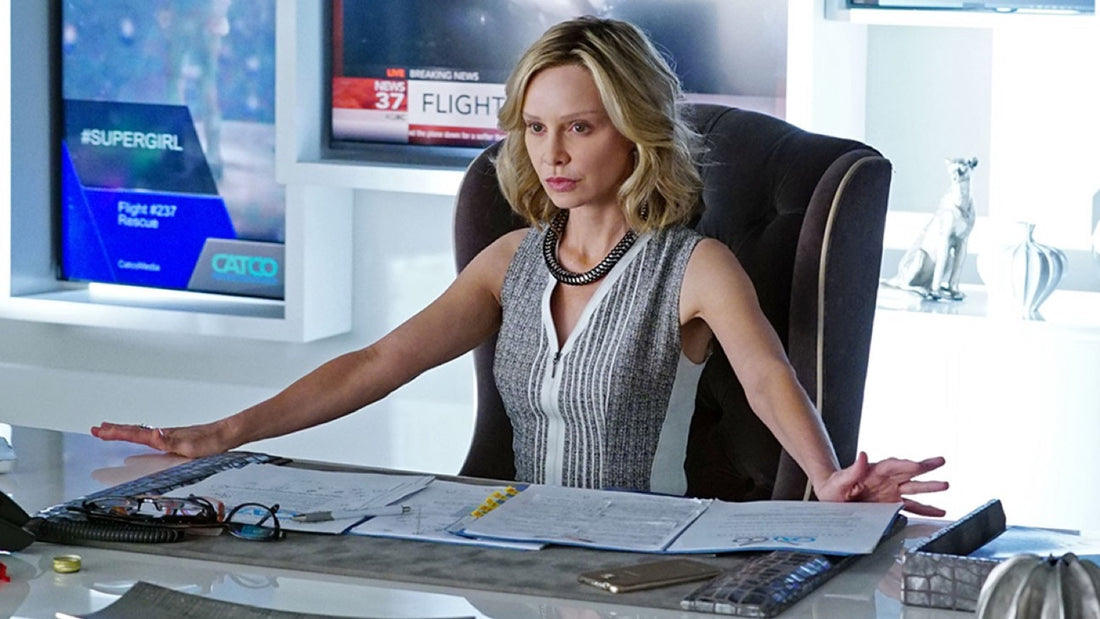 Calista Flockhart en Cat Grant, PDG de CatCo, à son bureau devant les écrans de la rédaction dans la série Supergirl
