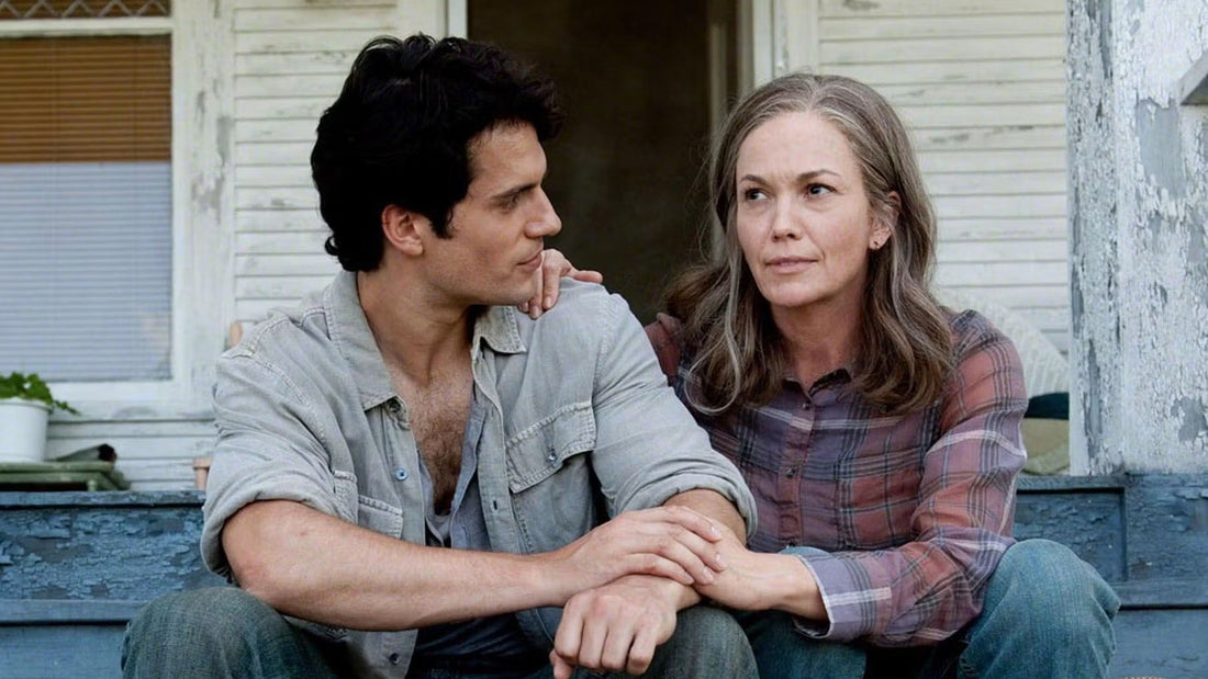 Diane Lane en Martha Kent assise avec Henry Cavill en Clark Kent sur le perron de la ferme, dans Man of Steel