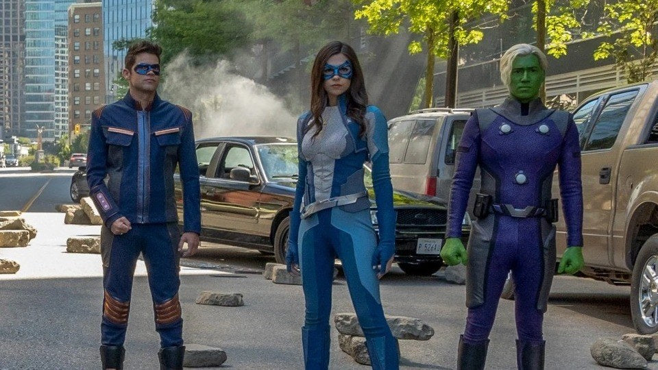 Nicole Maines en Dreamer (Nia Nal), masque et combinaison bleus, entre Winn et Brainy dans la série Supergirl