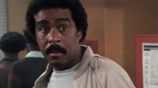 Richard Pryor en Gus Gorman, blouson beige et t-shirt blanc, dans Superman III