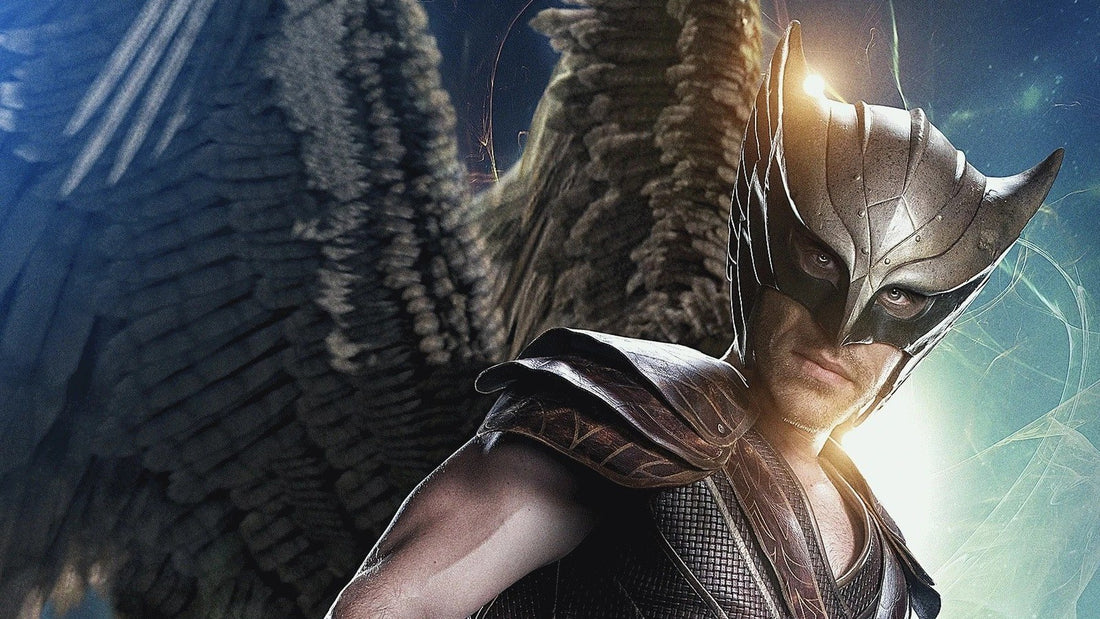Falk Hentschel en Hawkman, casque de faucon et grandes ailes, sur un visuel de la série DC's Legends of Tomorrow