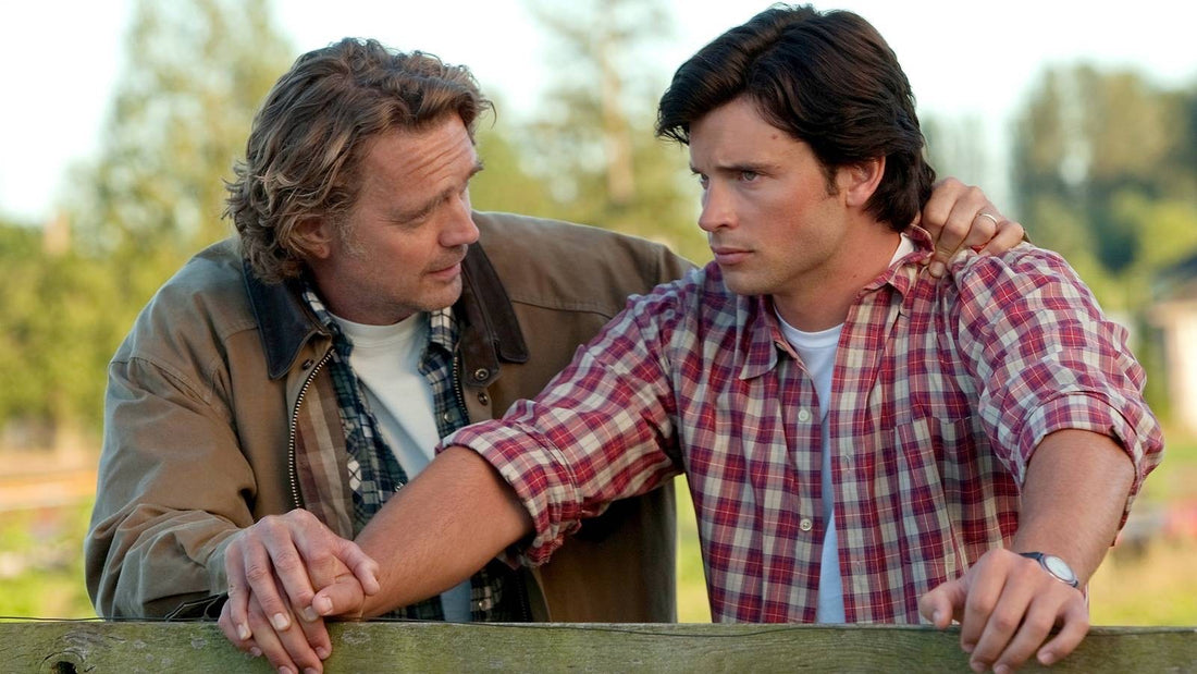 John Schneider en Jonathan Kent avec le Clark de Tom Welling, à la barrière de la ferme des Kent dans Smallville