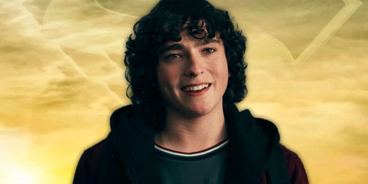 Alex Garfin en Jordan Kent, sweat à capuche, fond jaune au symbole S, Superman & Lois