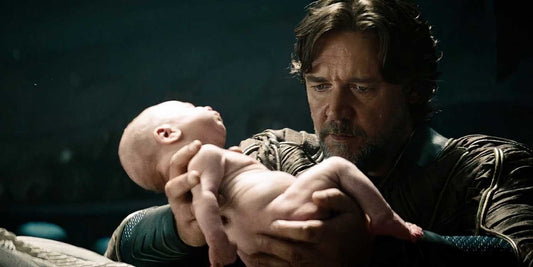 Jor-El tenant le bébé Kal-El avant son départ de Krypton, origine du vrai nom de Superman