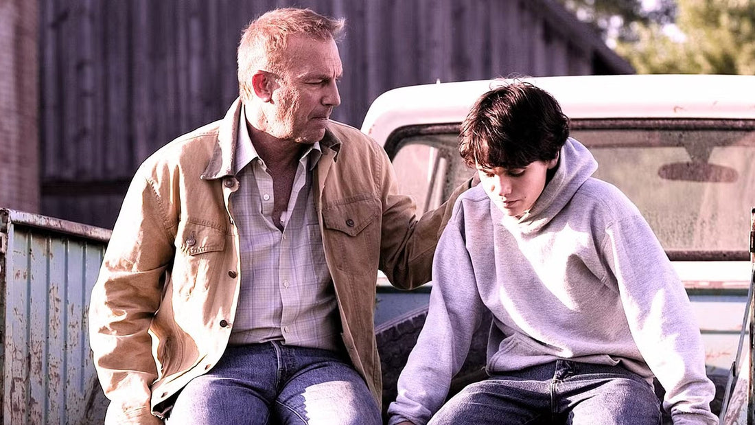 Kevin Costner en Jonathan Kent, assis avec Clark adolescent à l’arrière d’un pick-up, dans Man of Steel