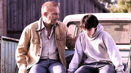 Kevin Costner en Jonathan Kent, assis avec Clark adolescent à l’arrière d’un pick-up, dans Man of Steel