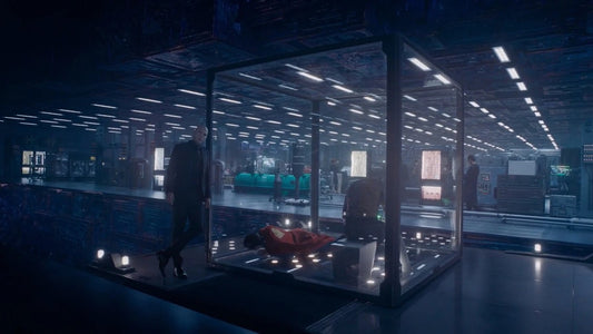 Lex Luthor devant une cellule de verre où Superman gît au sol, dans la prison de l'univers de poche de Superman (2025)