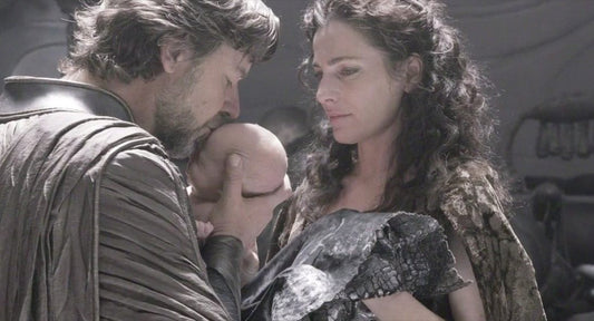 Ayelet Zurer en Lara Lor-Van et Russell Crowe en Jor-El tenant le bébé Kal-El, Man of Steel (2013)