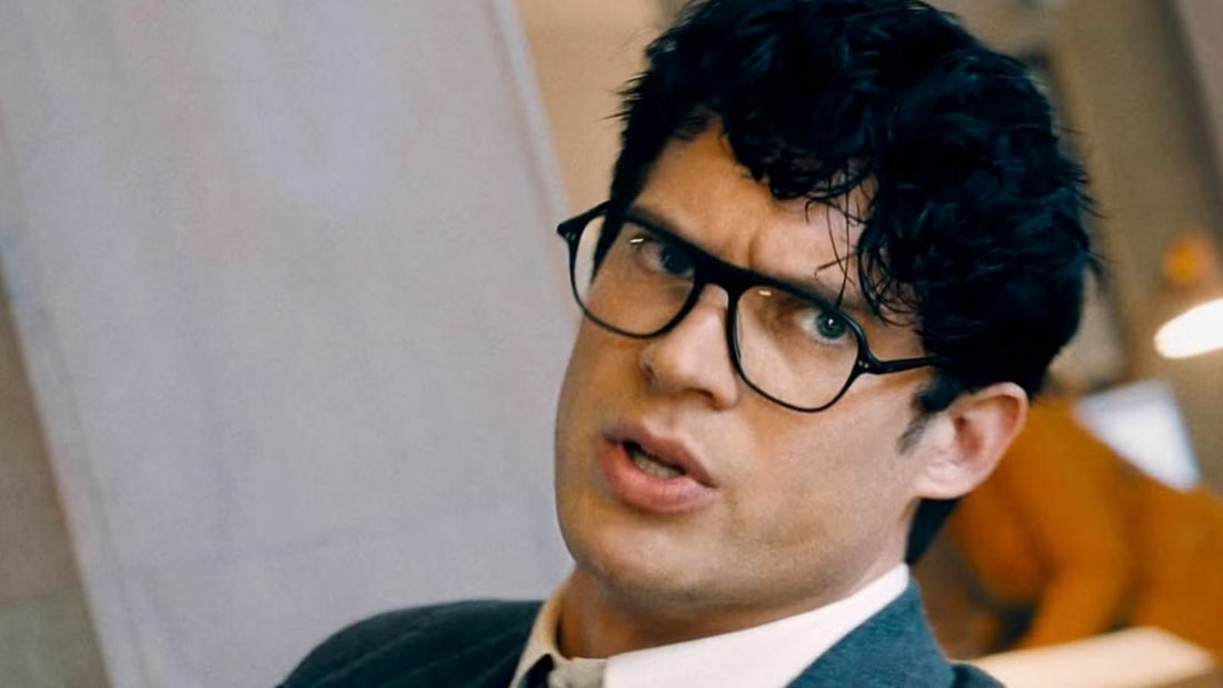 David Corenswet als Clark Kent, schwarze Brille und weißes Hemd, im Daily Planet