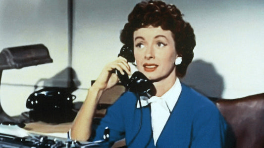 Noel Neill dans le rôle de Lois Lane, au téléphone devant sa machine à écrire