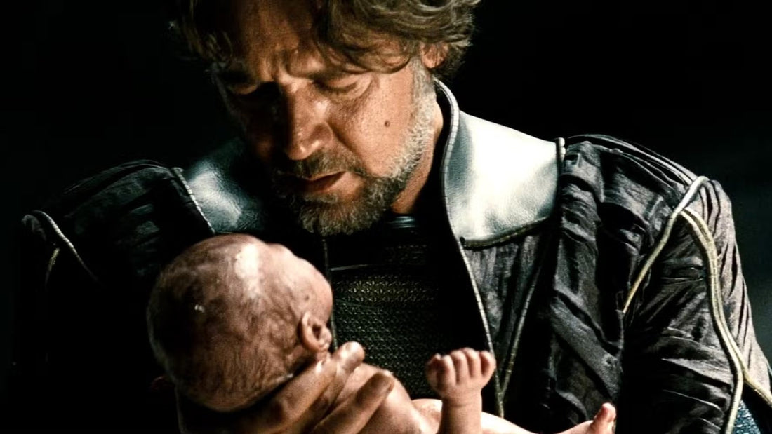 Russell Crowe en Jor-El tenant Kal-El nouveau-né sur Krypton, dans Man of Steel