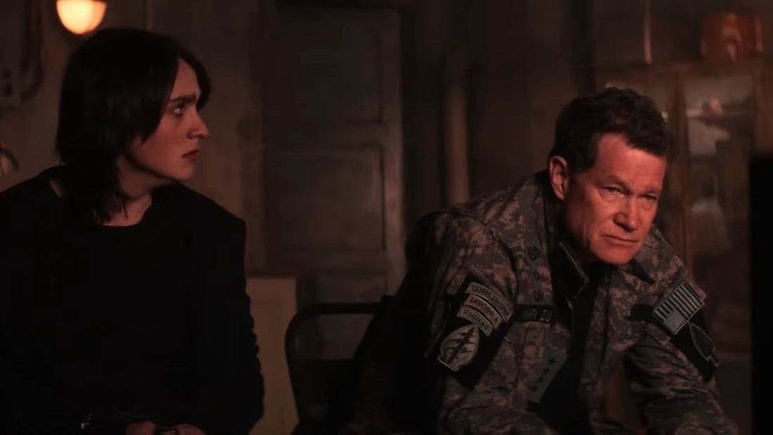 Dylan Walsh als Sam Lane im Kampfanzug neben Jordan-El in der inversen Welt von Superman & Lois