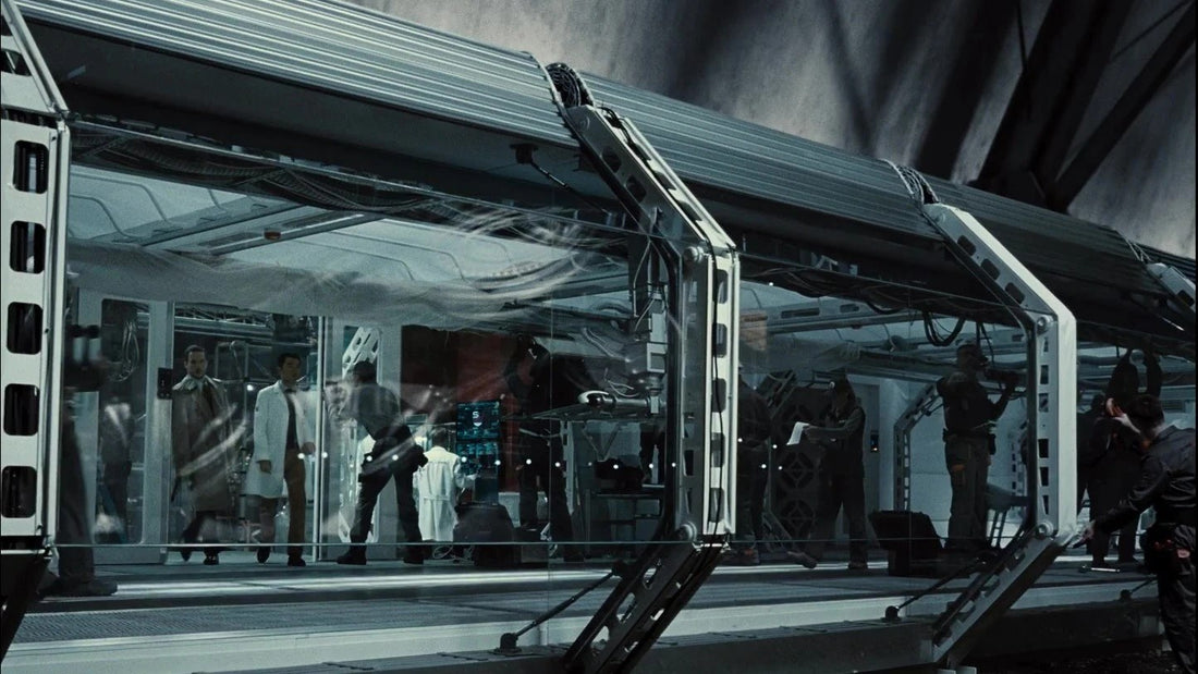 Scienziati in camice bianco in un laboratorio vetrato di S.T.A.R. Labs, in Zack Snyder's Justice League