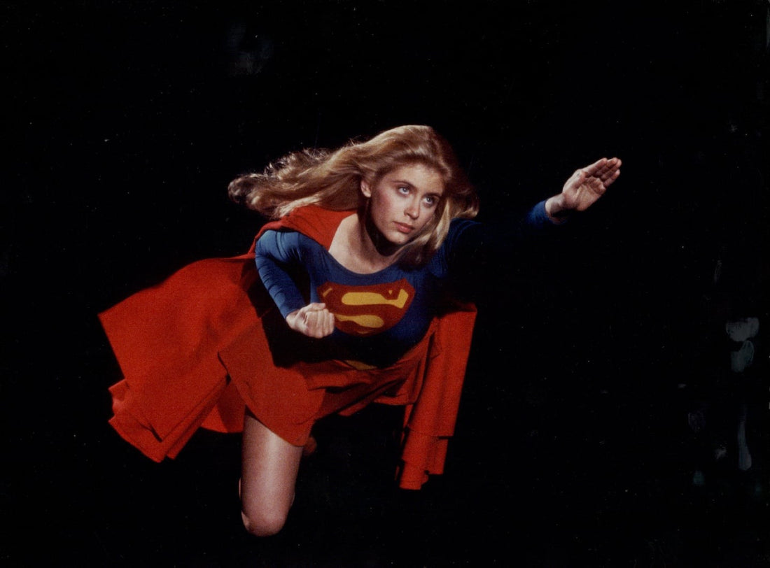 Helen Slater en Supergirl, cape rouge au vent, dans le film Supergirl de 1984 produit par les Salkind