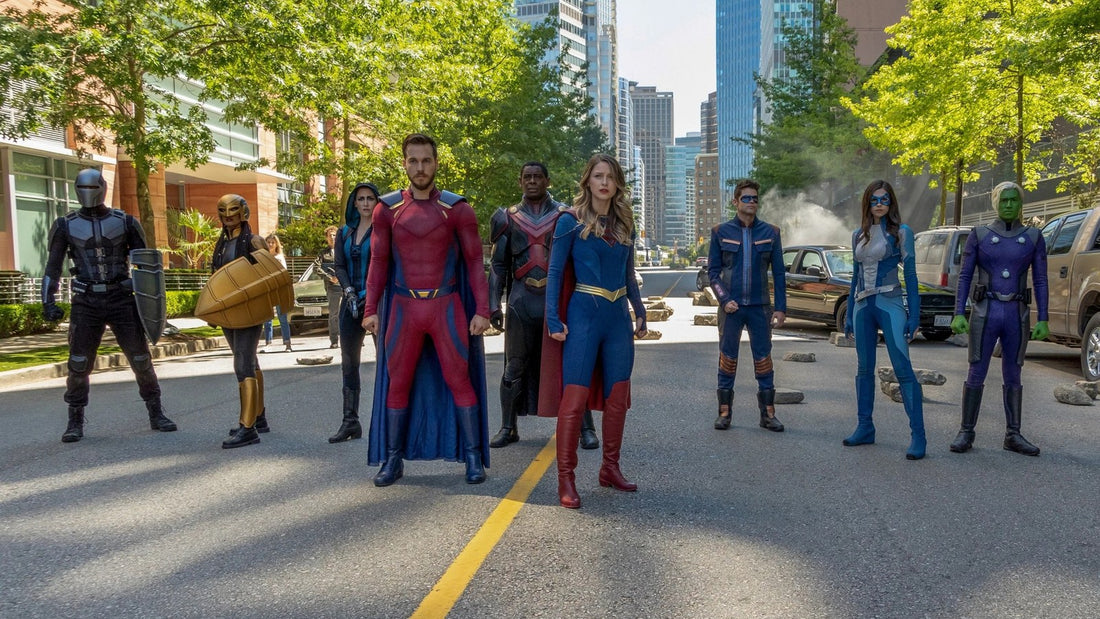 Melissa Benoist en Supergirl au milieu de son équipe, dans une rue de National City (série 2015-2021)