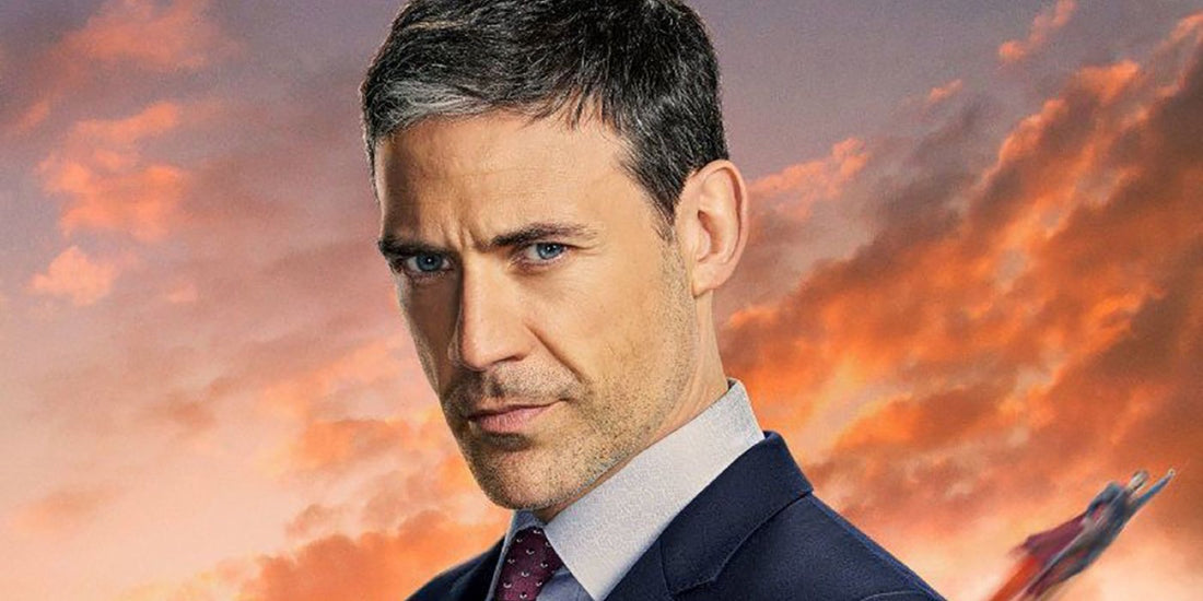 Adam Rayner als Morgan Edge, Tal-Rho aus Superman & Lois, dunkler Anzug unter orangem Himmel