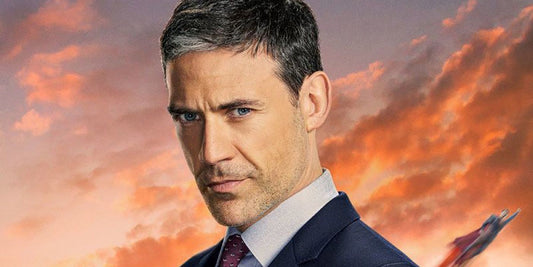 Adam Rayner en Morgan Edge, Tal-Rho de Superman & Lois, costume sombre sous un ciel orangé