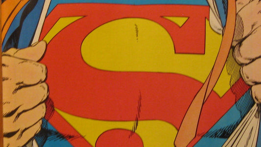 Le S rouge et jaune de Superman, mains écartant la chemise, recadrage de la couverture de The Man of Steel n°1 (1986)