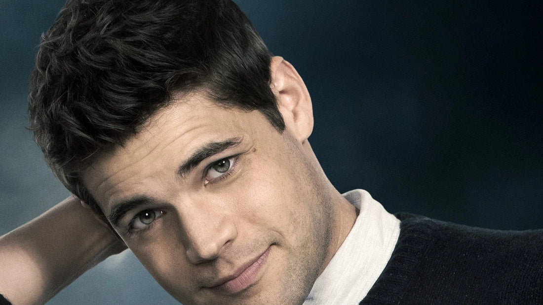 Jeremy Jordan en Winn Schott, main derrière la tête, sur son portrait de la saison 2 de la série Supergirl