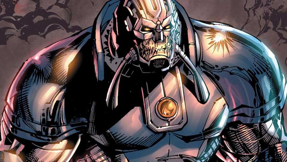 L'Anti-Monitor en armure d'argent, visage mécanique, dans les comics
