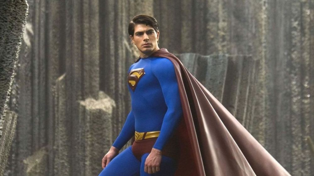 Brandon Routh en Superman, costume bleu et cape bordeaux, dans Superman Returns