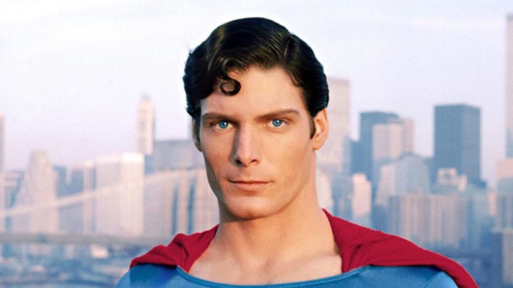 Christopher Reeve en Superman devant les gratte-ciel de Metropolis