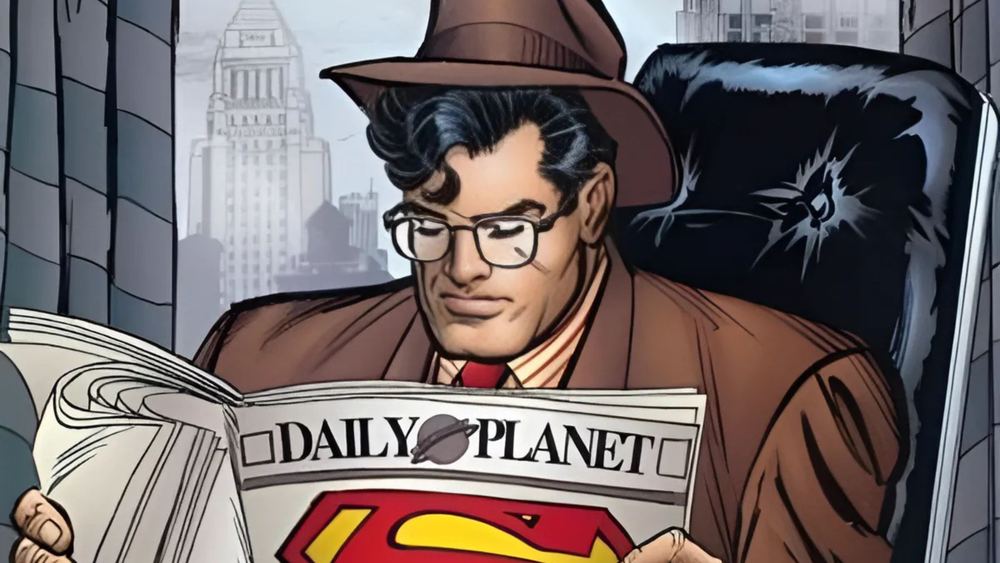 Clark Kent en trench et chapeau lit le Daily Planet, le symbole S visible sous sa chemise