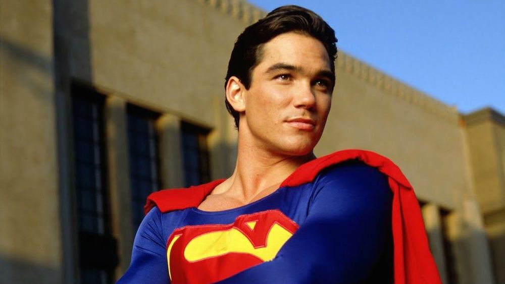 Dean Cain en Superman, costume bleu et cape rouge, dans Lois et Clark