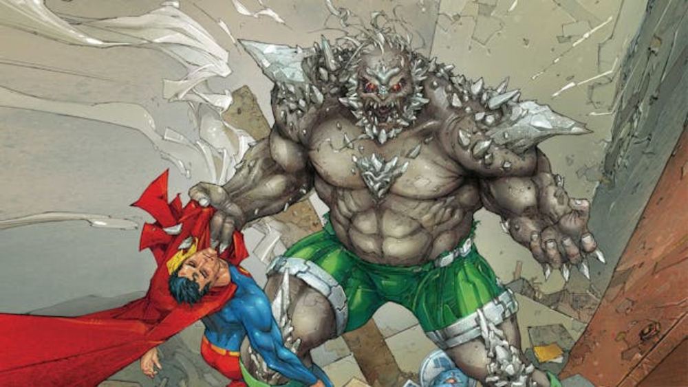 Doomsday, créature grise hérissée d'os, dressée au-dessus de Superman à terre