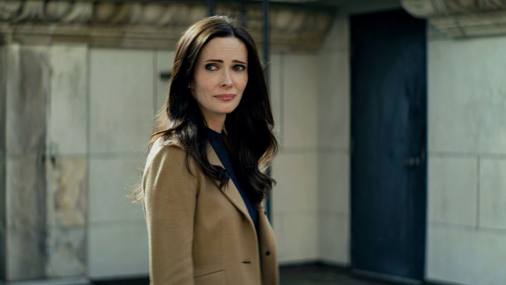 Elizabeth Tulloch en Lois Lane, manteau beige, dans Superman et Lois