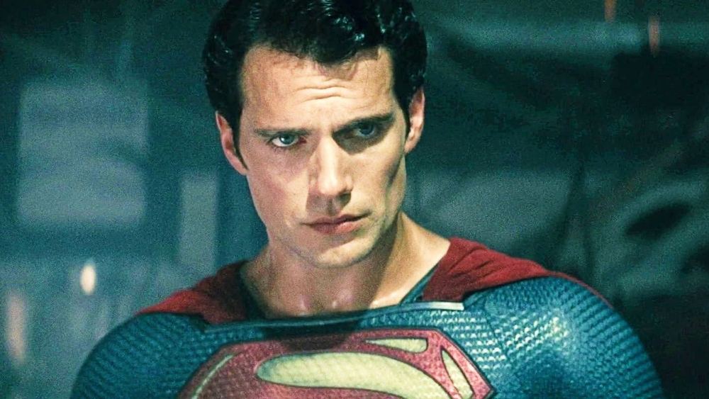 Henry Cavill en Superman, portrait en costume bleu sombre