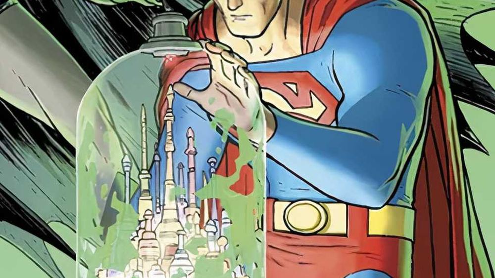 Superman tient la cité de Kandor miniaturisée sous sa cloche de verre