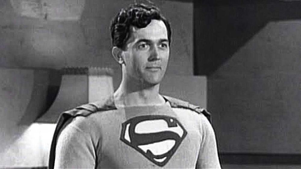 Kirk Alyn en Superman, costume et S, photo en noir et blanc des serials de 1948