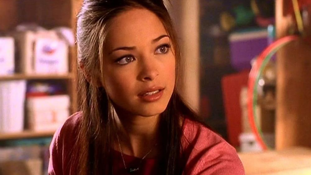 Kristin Kreuk en Lana Lang, pull rose, dans Smallville