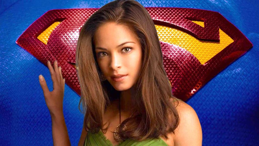 Lana Lang, interprétée par Kristin Kreuk dans Smallville, devant le blason de Superman