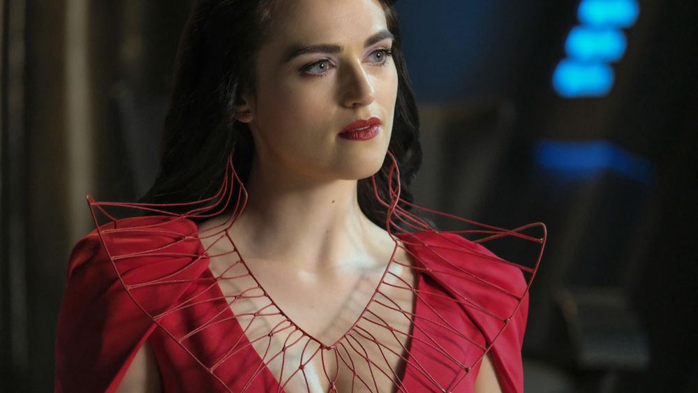 Katie McGrath en Lena Luthor, robe rouge à col filaire, dans Supergirl