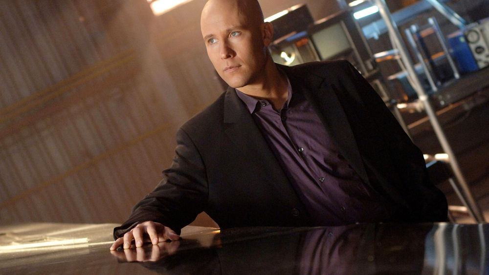 Michael Rosenbaum en Lex Luthor, crâne rasé, costume sombre, dans Smallville