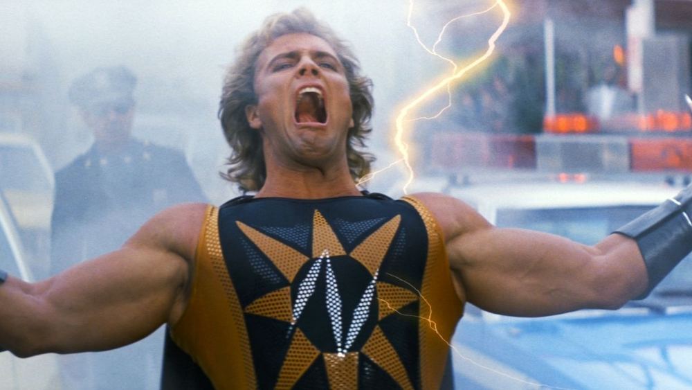 Mark Pillow en Nuclear Man, combinaison or à étoile noire, dans Superman IV
