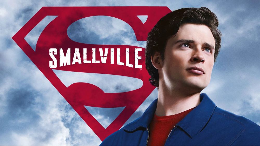 Clark Kent devant le logo de la série Smallville