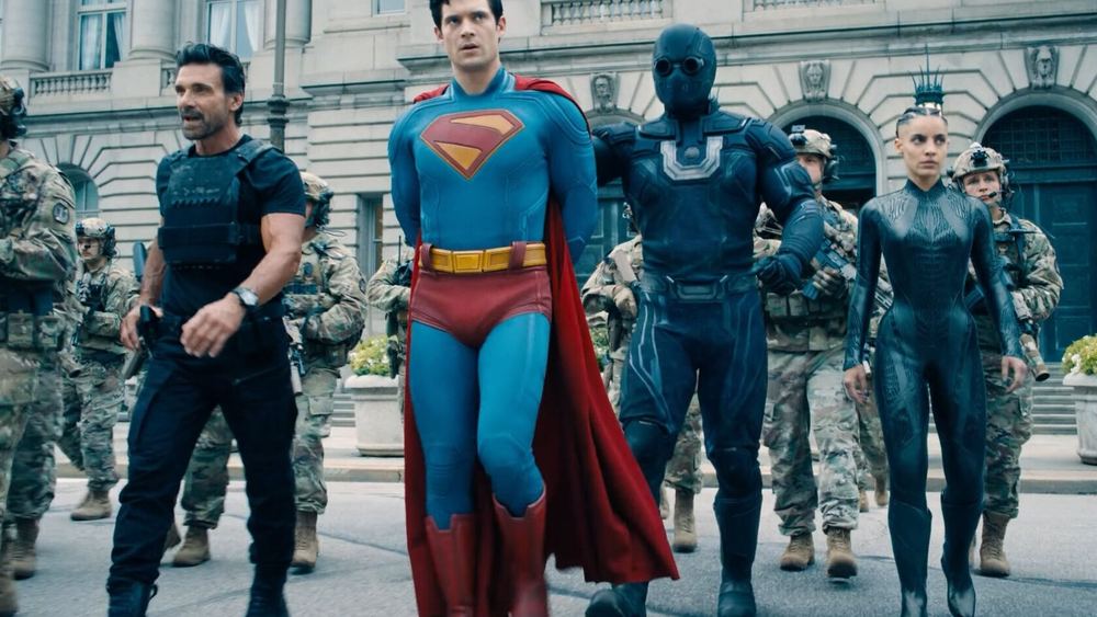 Superman encadré par des militaires dans une rue, film Superman de 2025