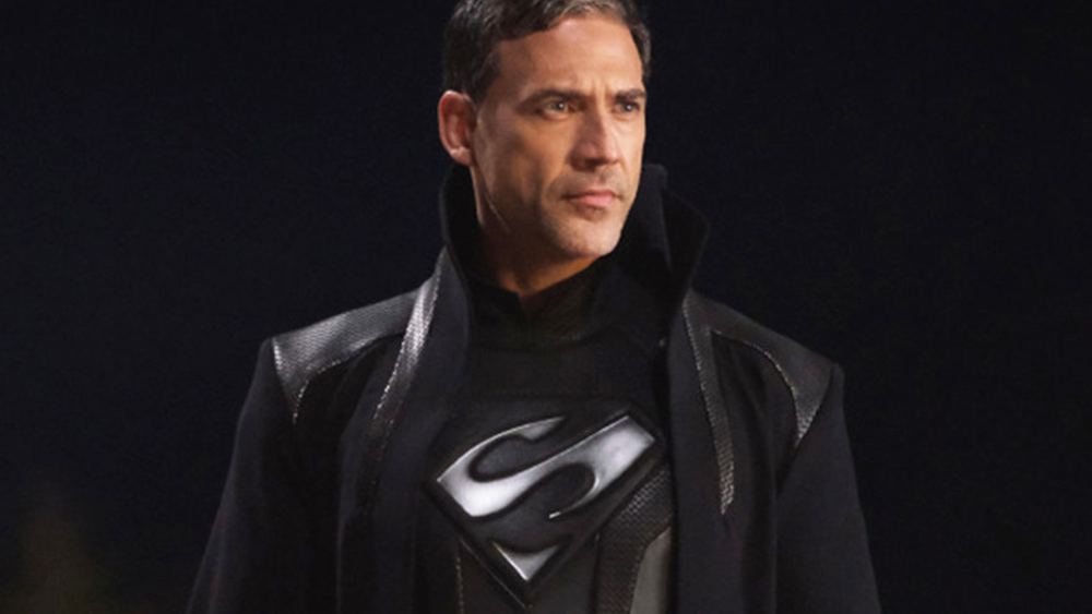 Adam Rayner en Tal-Rho, combinaison noire au S argenté, dans Superman et Lois