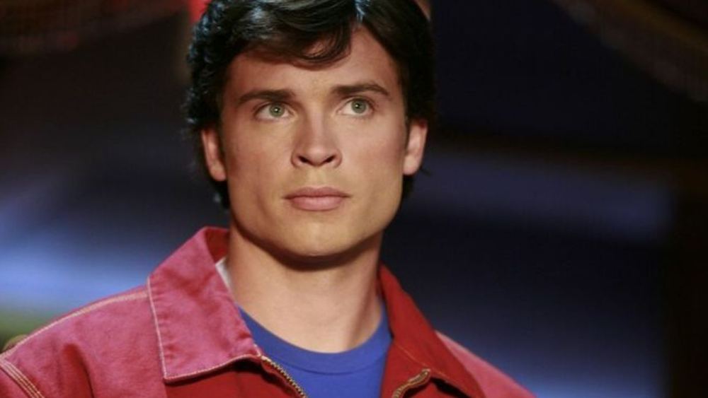 Tom Welling en Clark Kent, veste rouge, dans la série Smallville