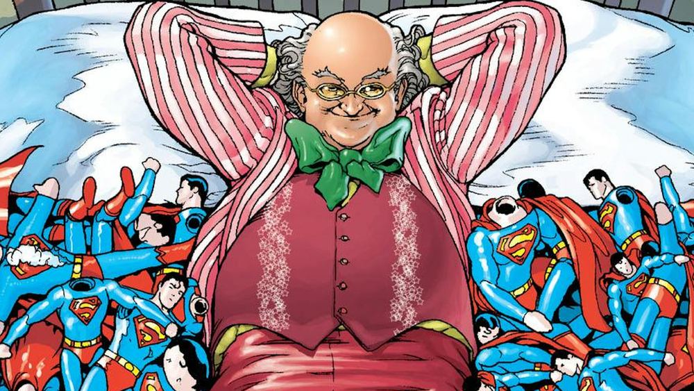 Toyman en costume rayé, entouré de figurines de Superman