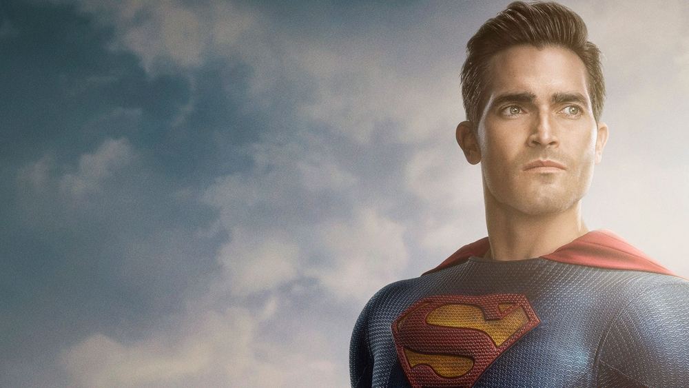 Tyler Hoechlin en Superman, costume bleu foncé, dans Superman et Lois